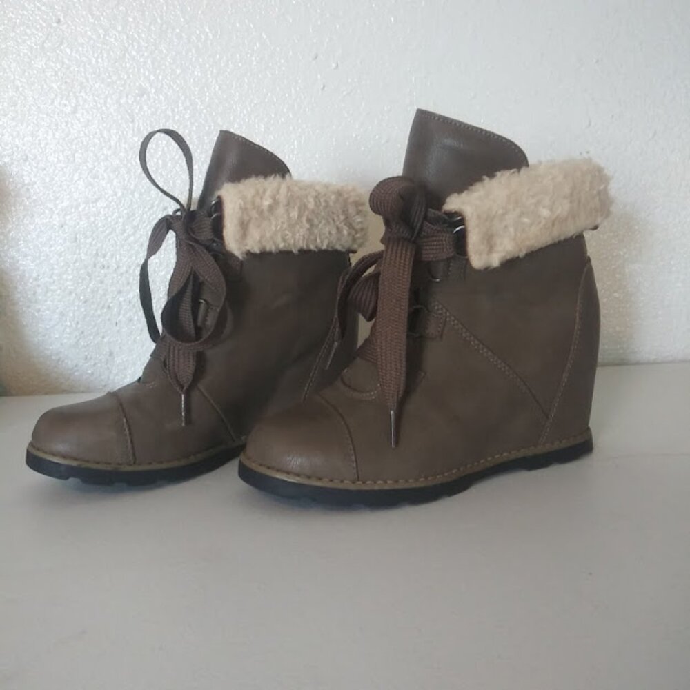 Universal Thread women's size 7 brown and white lace up wedge booties